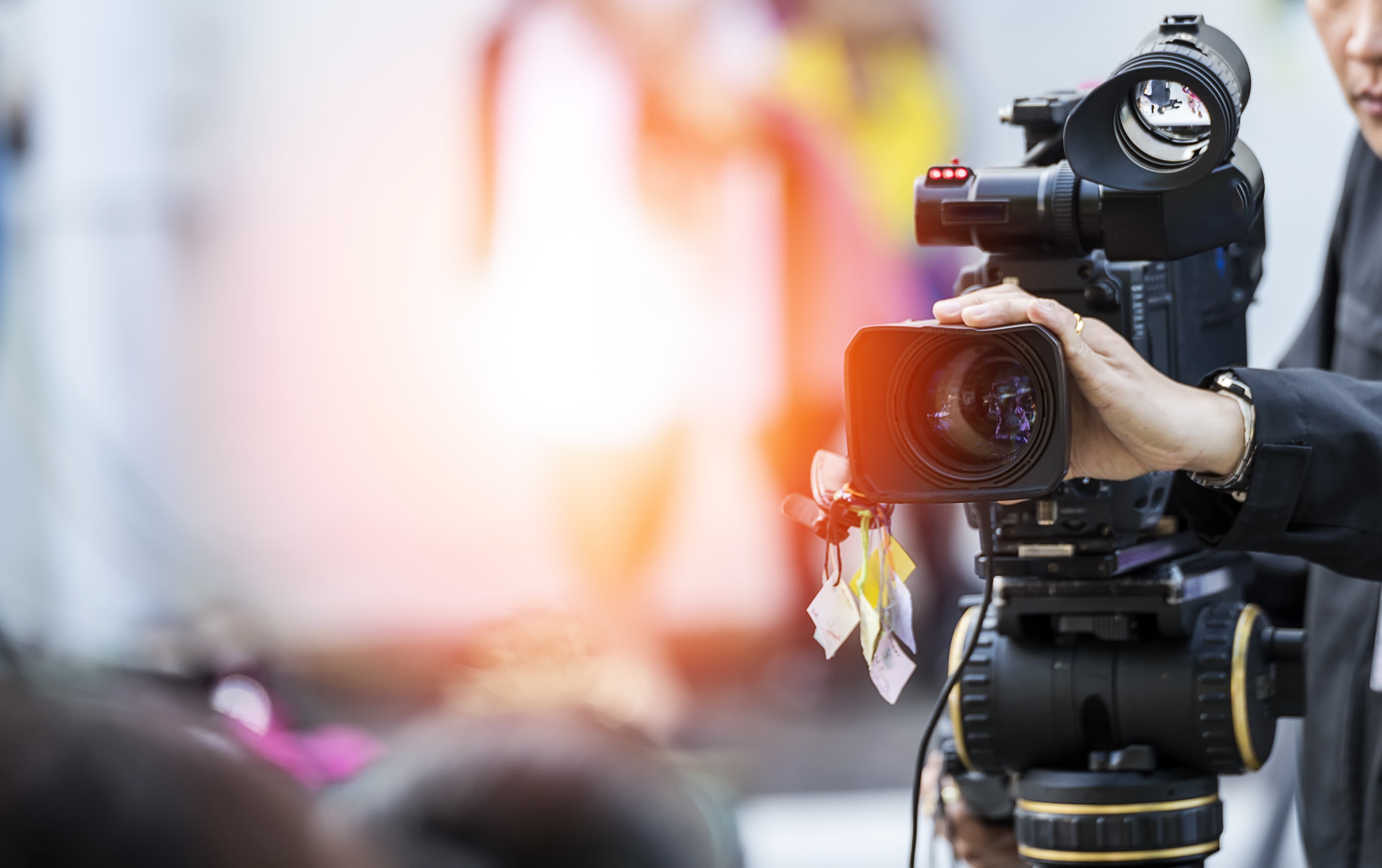 Shoot videos. Видеооператор с камерой. Фотоаппарат и видеокамера. Камера для съемки. Видеосъемка на фотоаппарат.